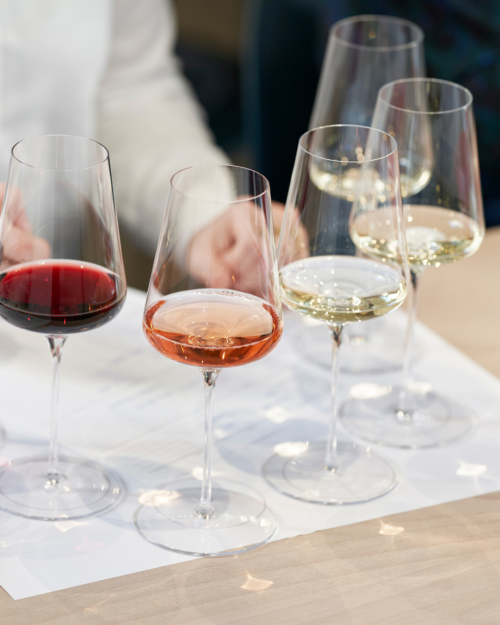 Stident provar vin på Vin 1 - en grundkurs i vin.