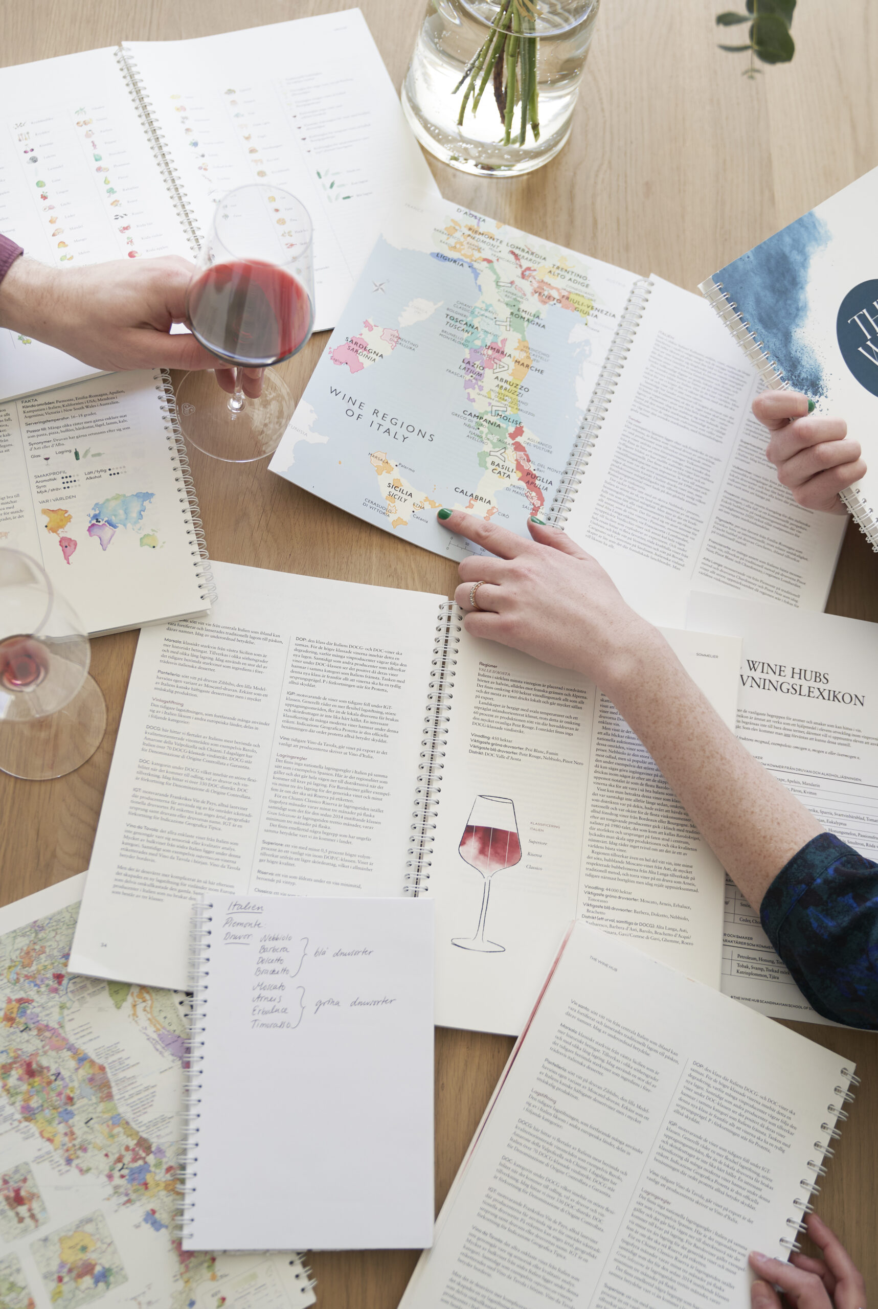 Utbildningsmaterial som används på The Wine Hubs sommelierutbildning i Umeå