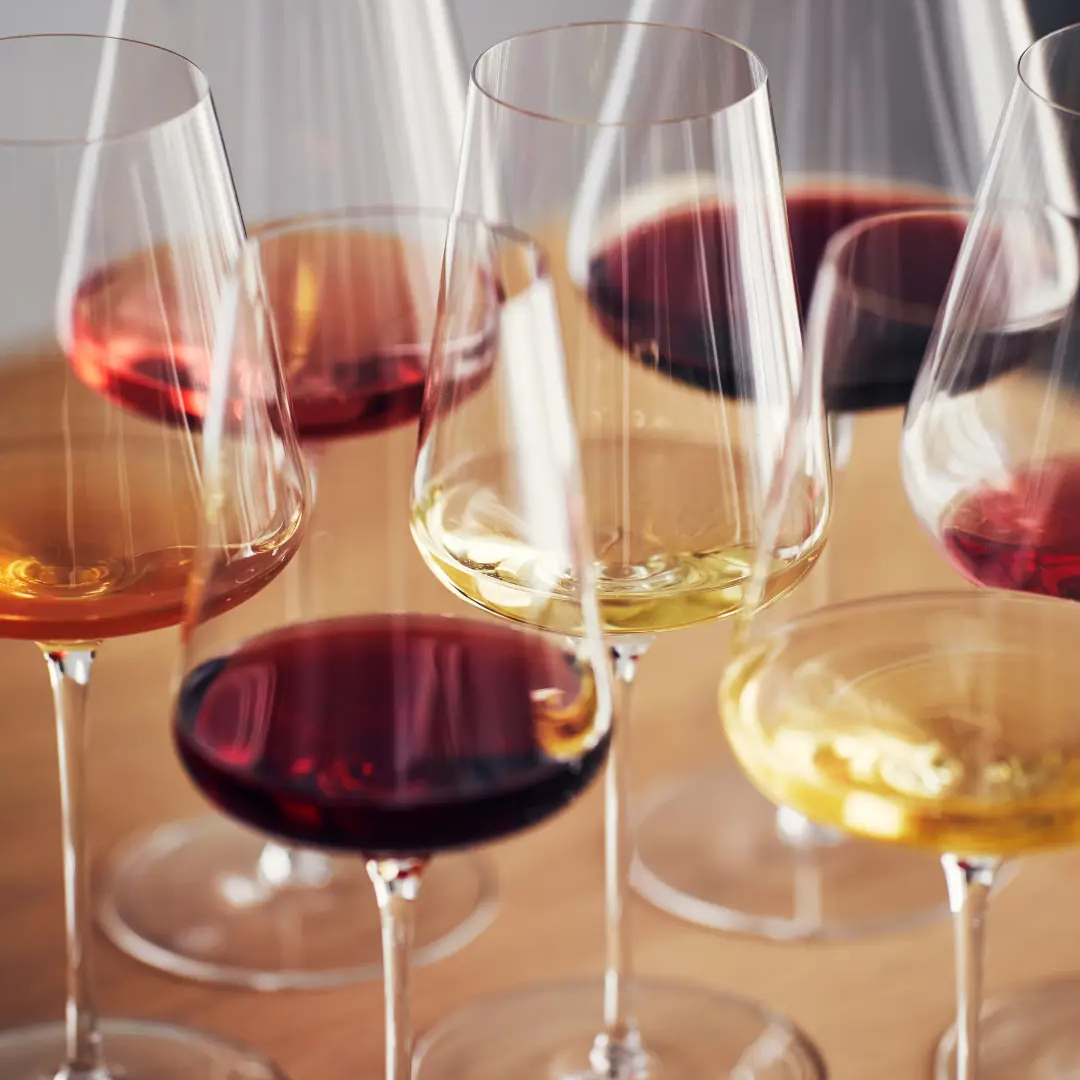 Bilder på vinglas med vin i olika färger. Hur provar man egentligen vin?