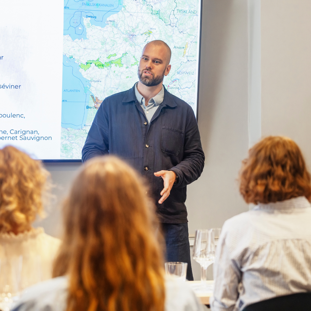 Hans föreläser inför sommelierklass