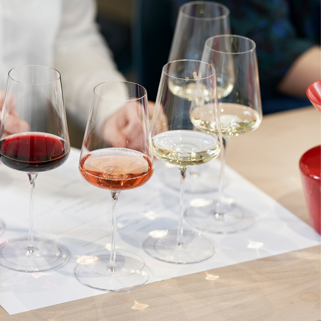 Bild på flera vinglas under provning på The Wine Hub