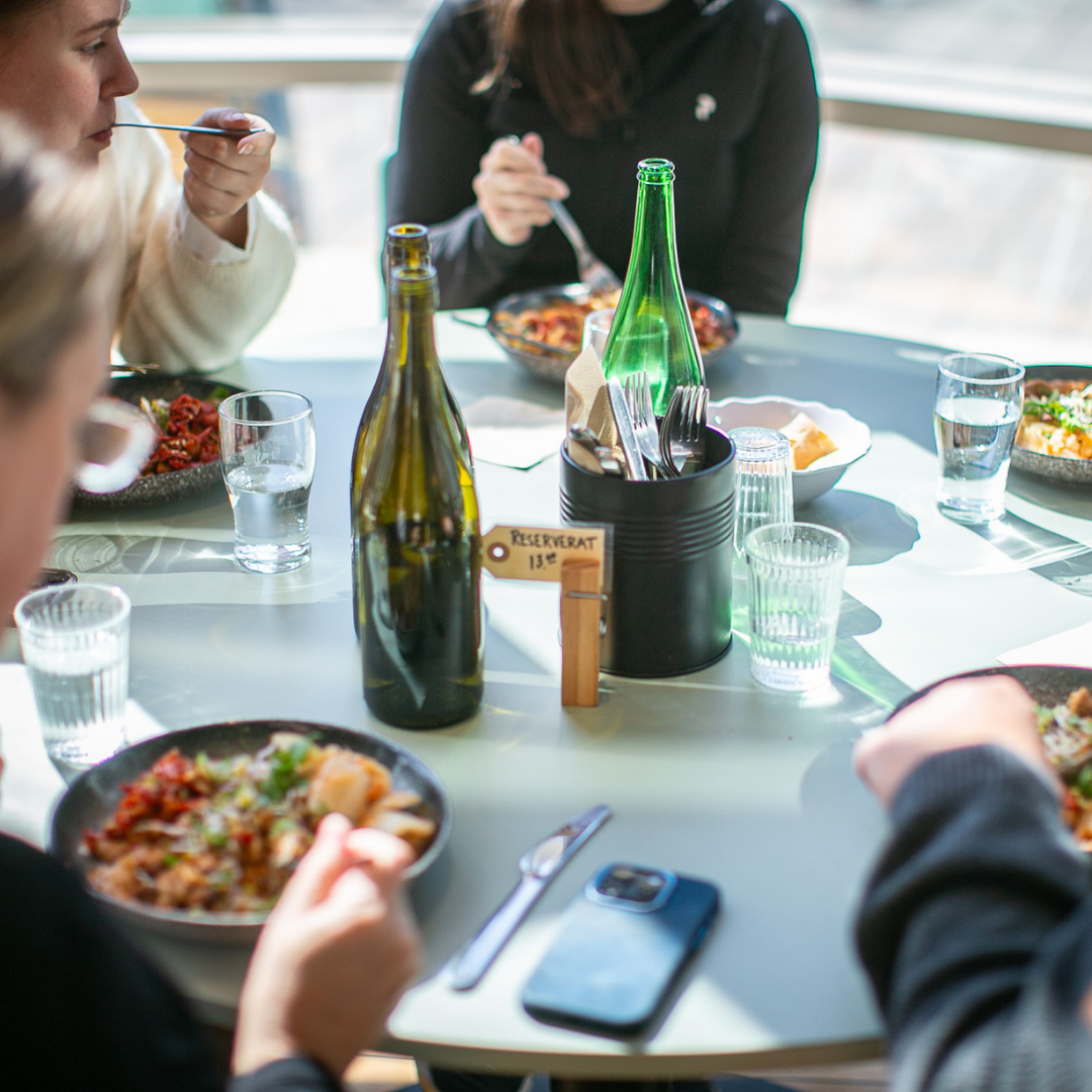 Bild på lunch under sommelierutbildningen
