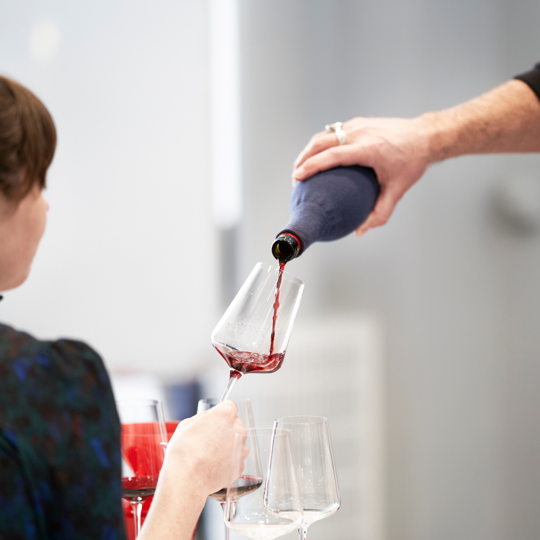Vin hälls upp i students vinglas
